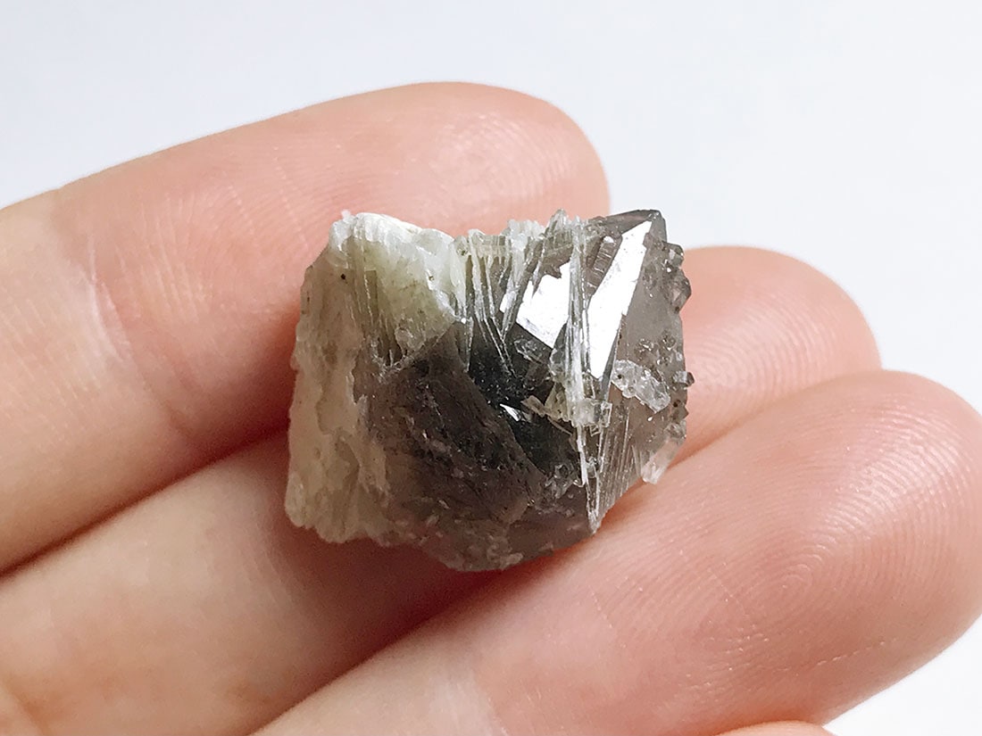 内モンゴル産 ヘデンバーガイトinクォーツ /Hedenbergite in Quartz