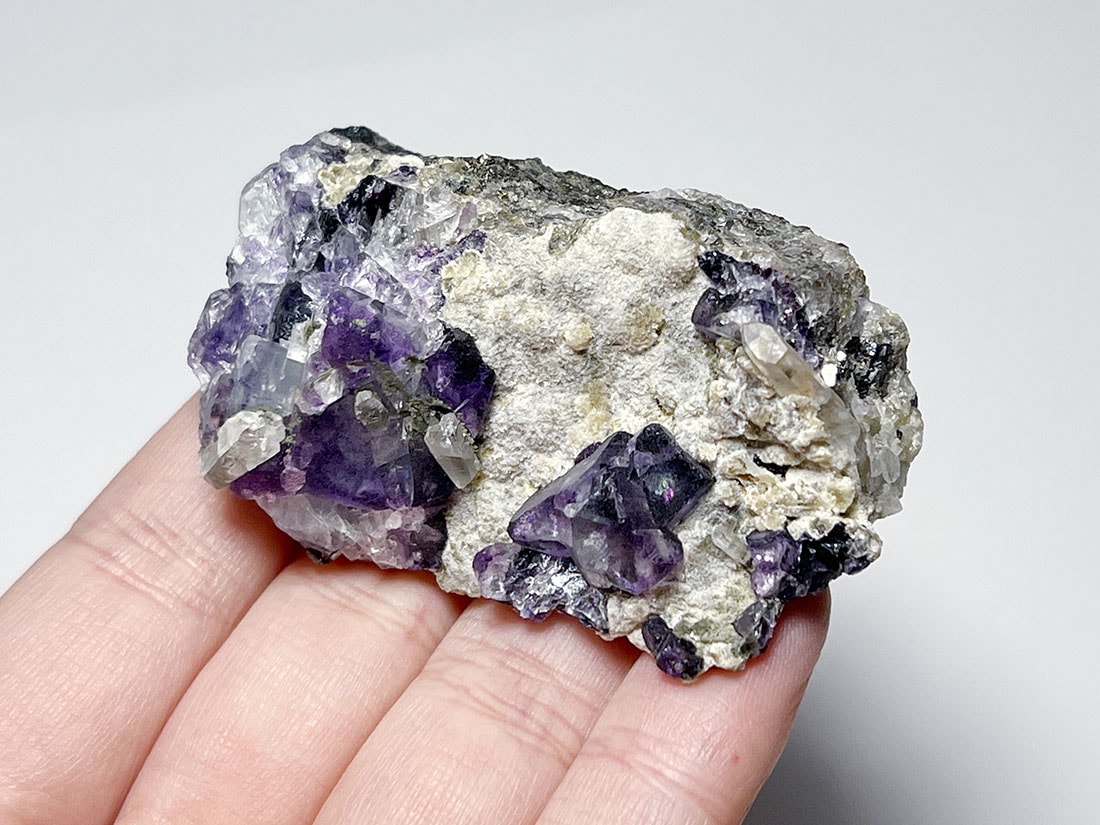 フローライト 母岩付き ウクライナ産 母岩付きフローライト – 天然石ハッピーギフト