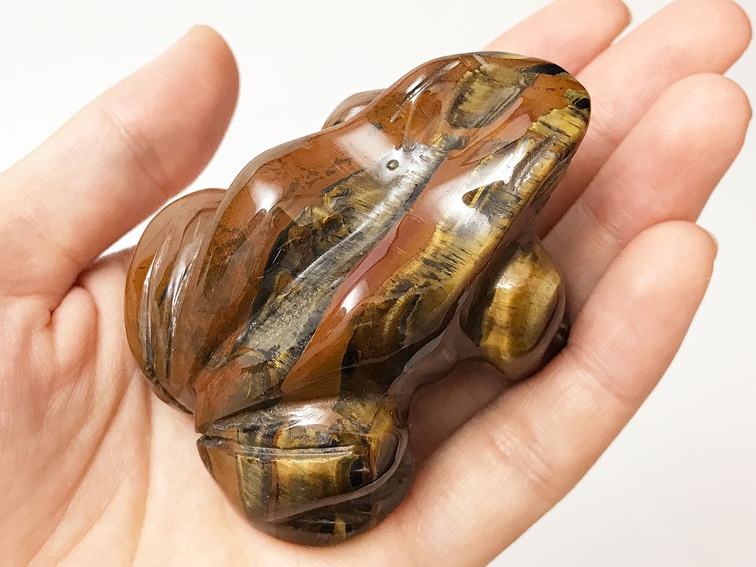 金色の光沢のあるブラウンカエルの石彫刻 金色の光沢のあるブラウンカエルの石彫刻 金色の光沢のあるブラウン