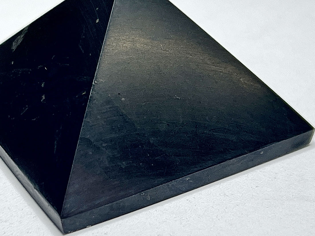 A★特選一品★希少レア☆奇跡の石【健康美容の石☆シュンガイトピラミッド 】❤️ シュンガイト ピラミッド（Sサイズ）