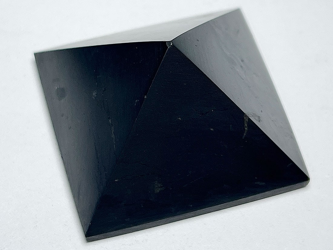 ロシア産　シュンガイト　ピラミッド8cm 8cm角【ロシアより直輸入,再入荷】 シュンガイト ピラミッド