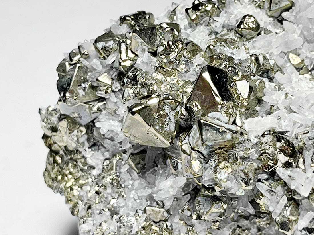 超レア！ペルー産 八面体パイライト クラスター