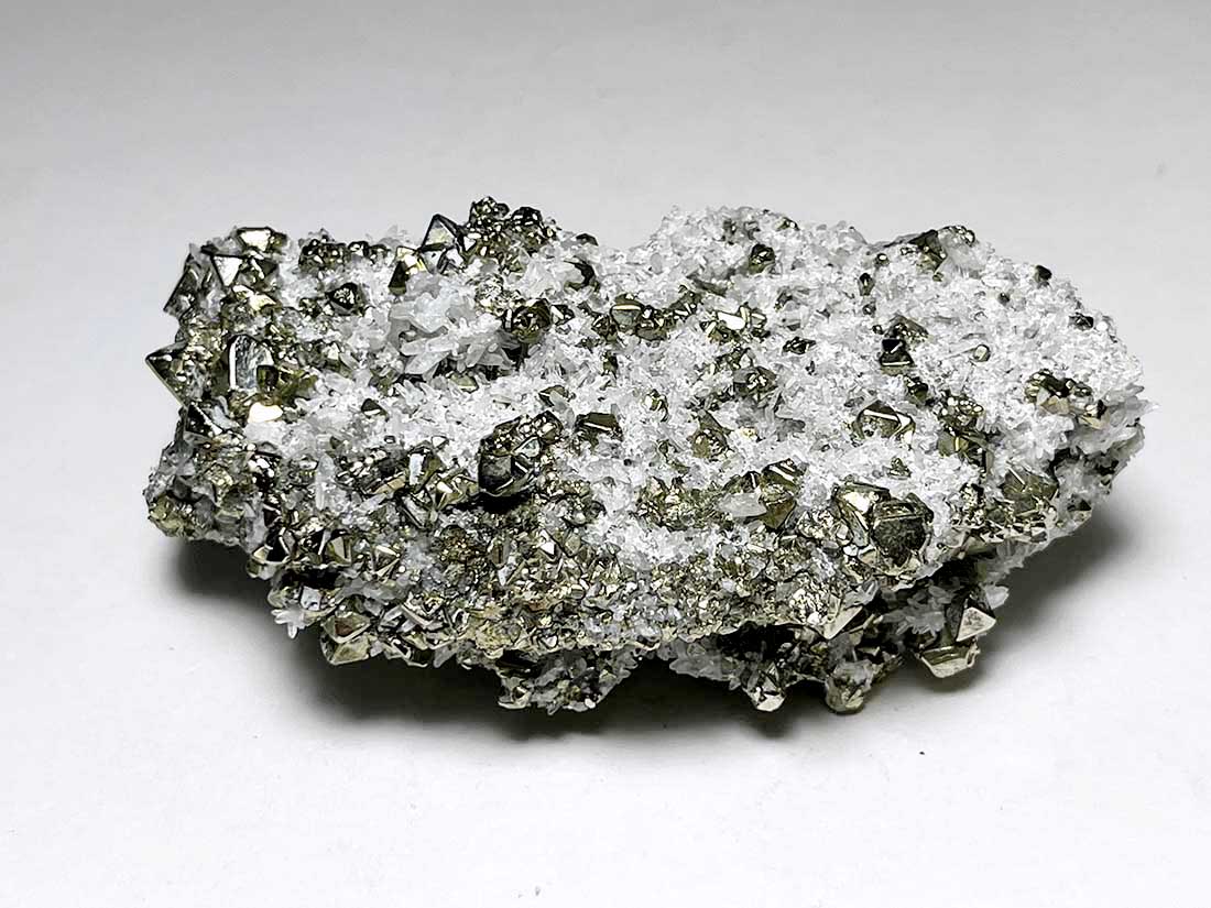 超レア！ペルー産 八面体パイライト クラスター