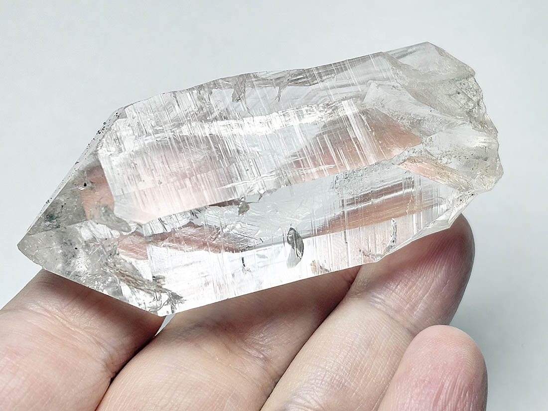 ヒマラヤマニハール水晶1.12Kg・虹入り・レコードキーパー入・透明感・清正井 インド マニハール産 ヒマラヤ水晶 (レコードキーパー