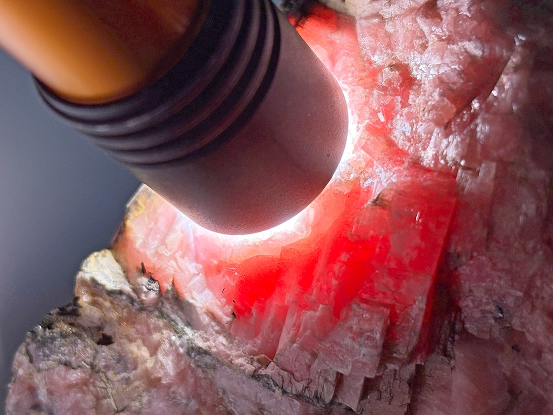 北海道稲倉鉱山産 菱マンガン鉱 / Rhodochrosite