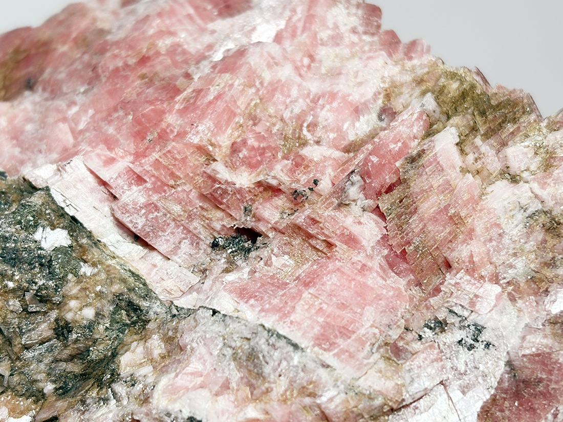 北海道稲倉鉱山産 菱マンガン鉱 / Rhodochrosite