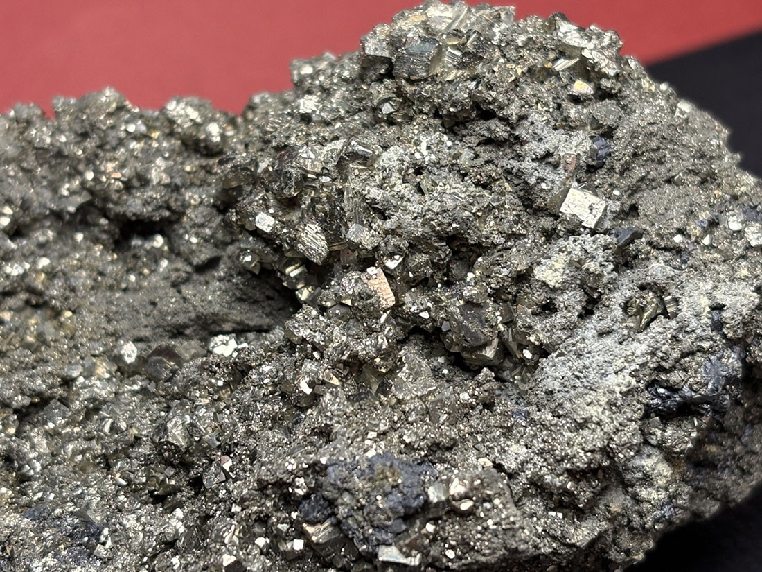 青森県尾太鉱山産黄鉄鉱 ( パイライト )/ Pyrite