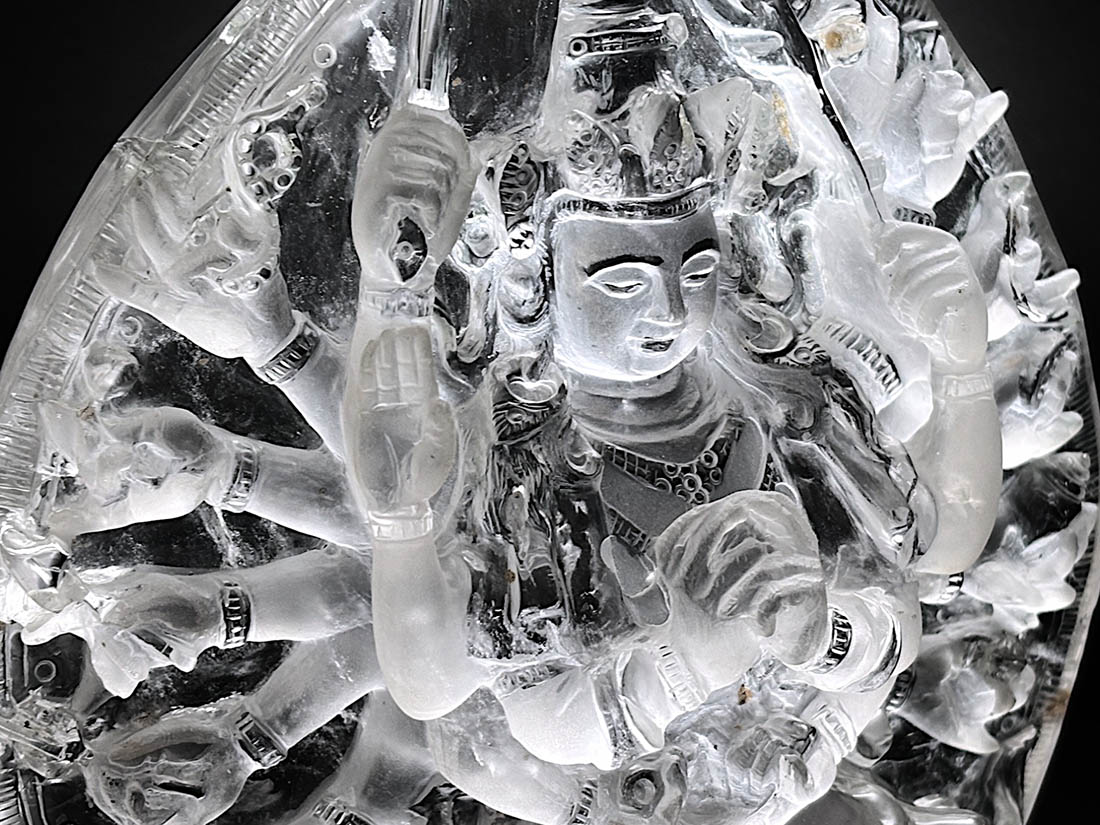 天然千手観音菩薩 彫刻 置物 台座付き 原石彫刻 開運 風水 仏像 水晶 千手観音様 彫刻 (木製台座付き)