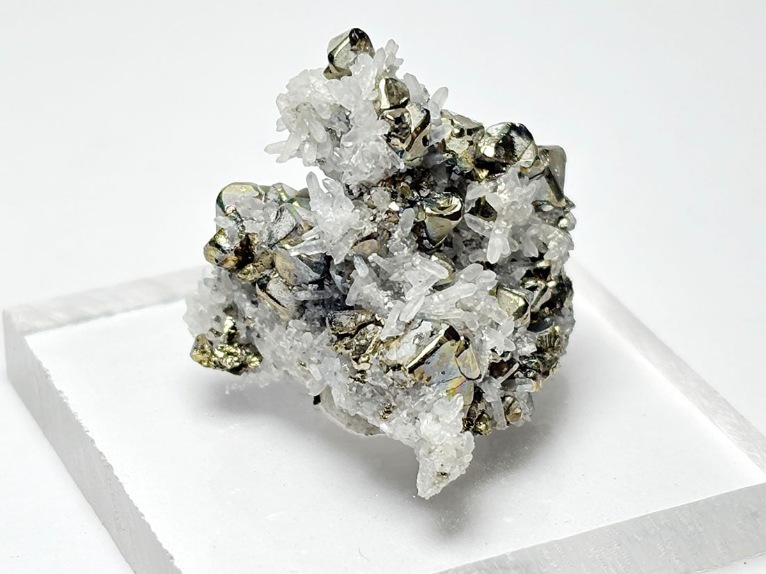 レア形状) ペルー産 八面体パイライト with 水晶/ Octahedral Pyrite