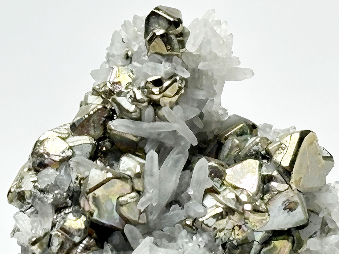 レア形状) ペルー産 八面体パイライト with 水晶/ Octahedral Pyrite