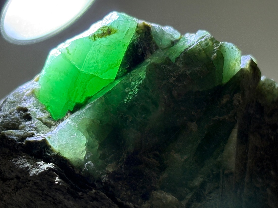 エメラルド原石 母岩付き 104g ブラジル産 エメラルド 母岩付き( 緑柱石 )/ Emerald