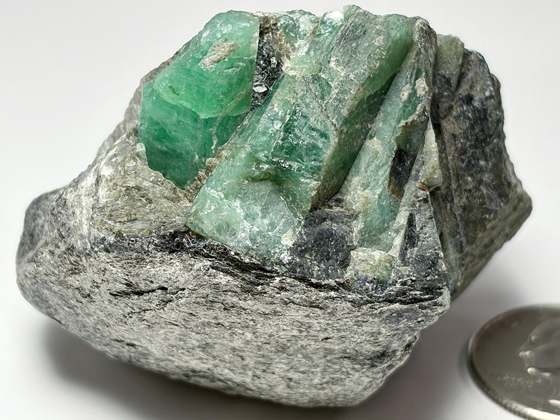 ブラジル産 エメラルド 母岩付き( 緑柱石 )/ Emerald