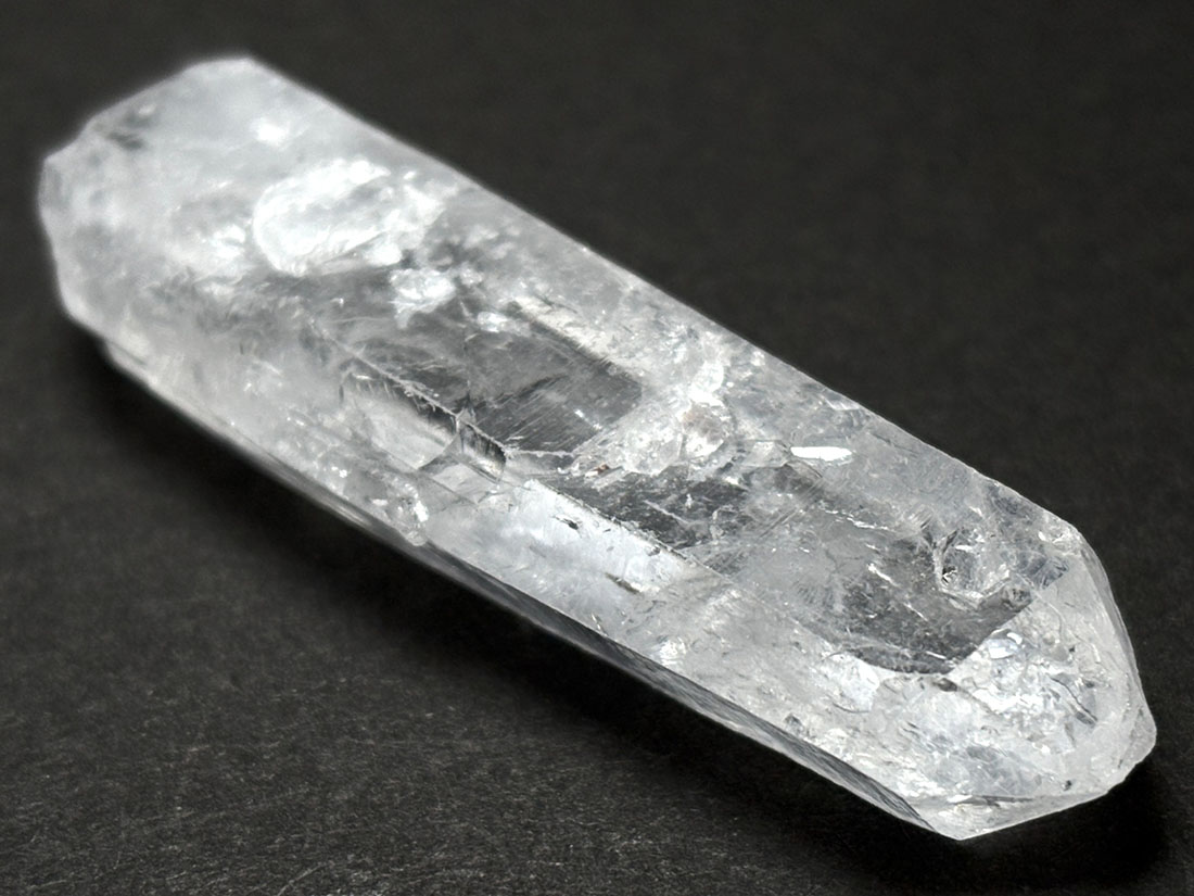 マダガスカル産 水晶 ポイント (貫入水晶) / Crystal Quartz