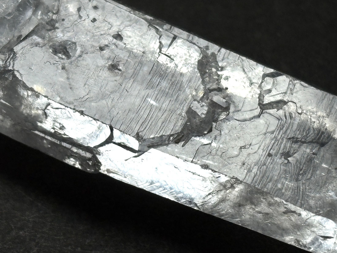 マダガスカル産 水晶 ポイント (貫入水晶) / Crystal Quartz