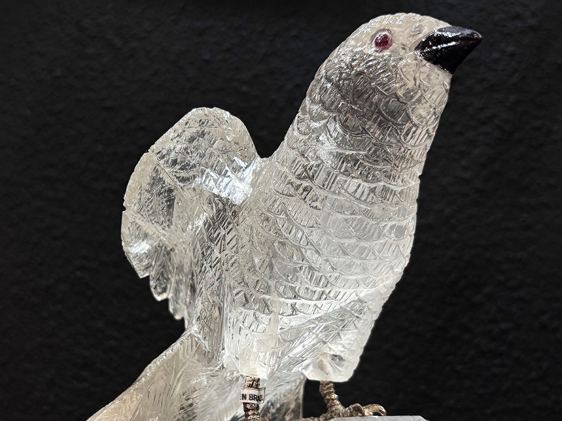 (天然石)水晶原石に乗った鳥の彫物のインテリア ブラジル産 水晶 鳥彫刻 / Quartz