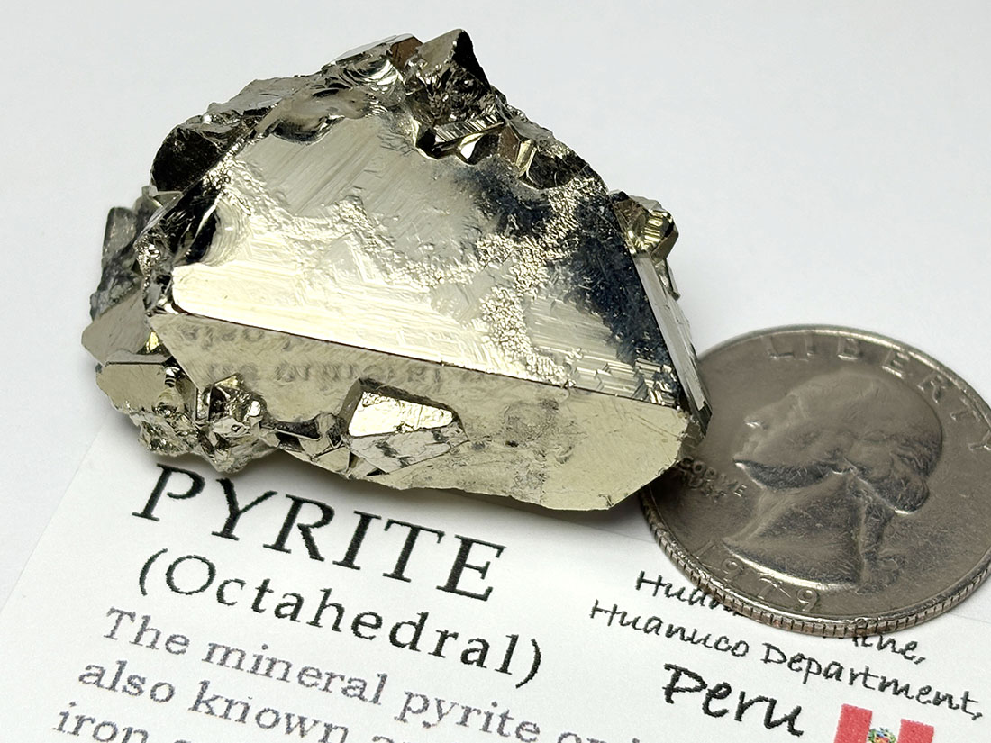 レア形状】 ペルー産 八面体 パイライト / Octahedral Pyrite