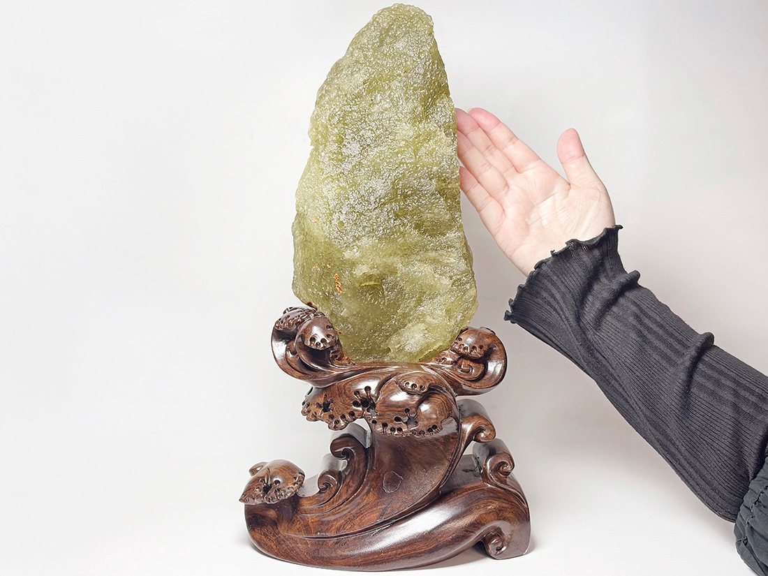 エジプト産 リビアングラス 【特大3kg】 (台座付き)/ Libyan Desert Glass