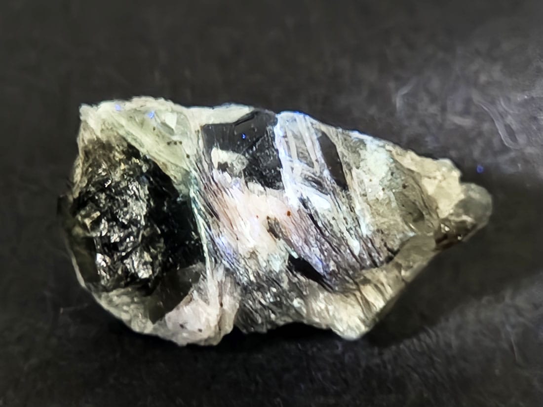 内モンゴル産 ヘデンバーガイトinクォーツ（インターフェレンス