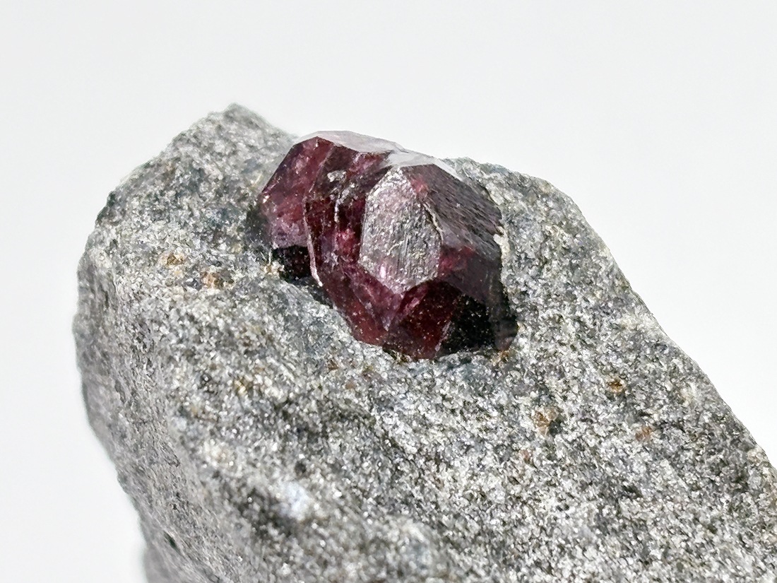 アラスカ州産 アルマンディンガーネット (母岩付き)/ Almandine Garnet