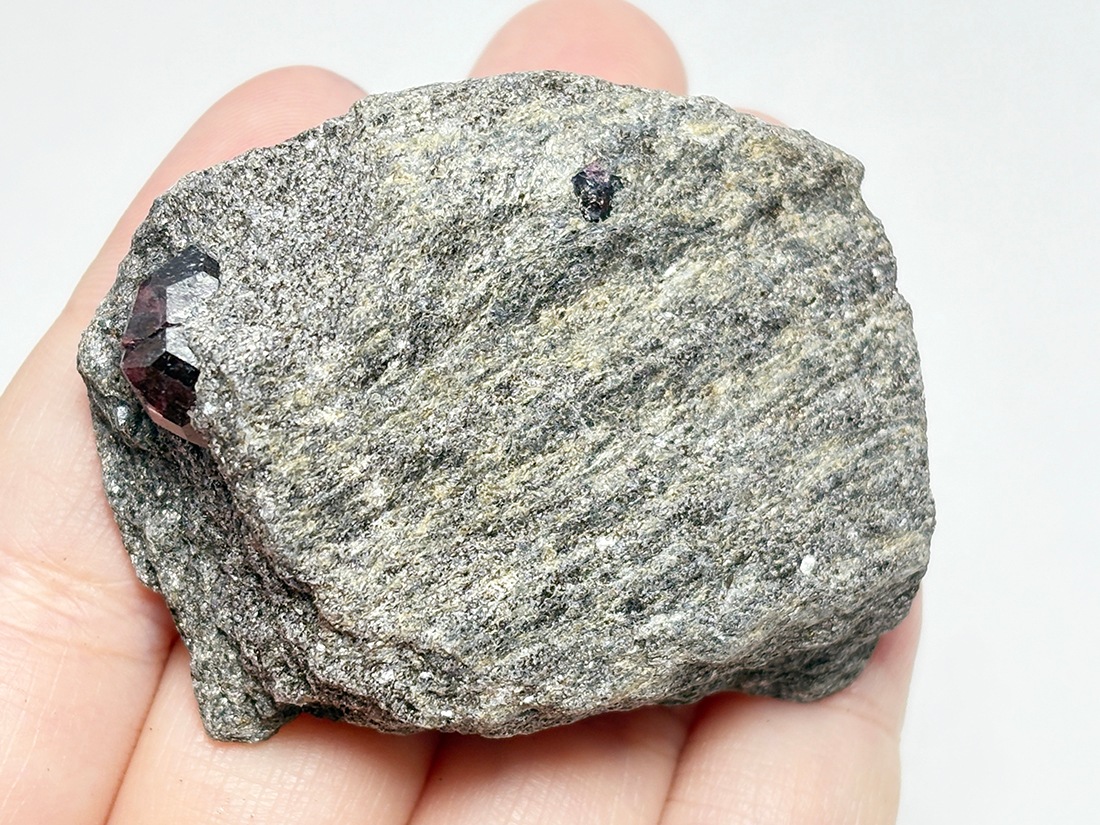 アラスカ州産 アルマンディンガーネット (母岩付き)/ Almandine Garnet