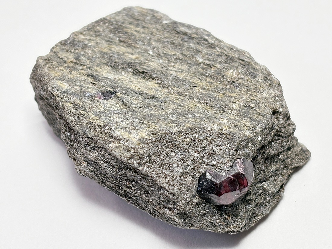 アラスカ州産 アルマンディンガーネット (母岩付き)/ Almandine Garnet