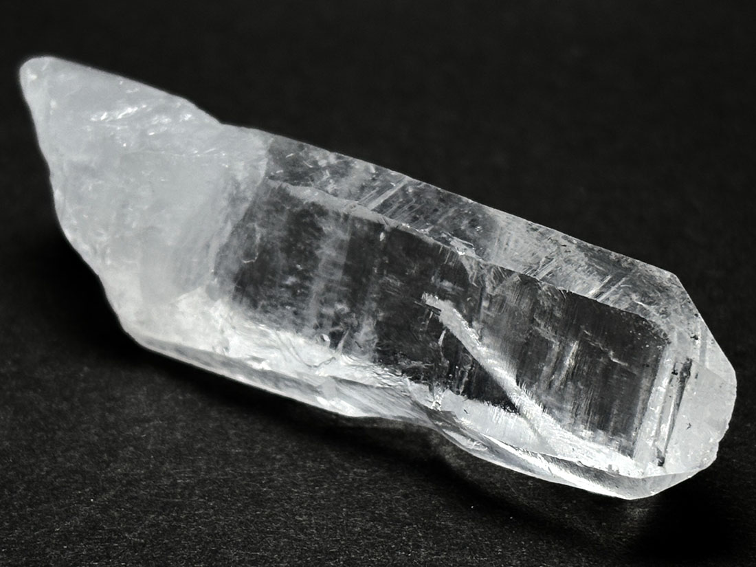 マダガスカル産 水晶 ポイント (貫入水晶) / Crystal Quartz