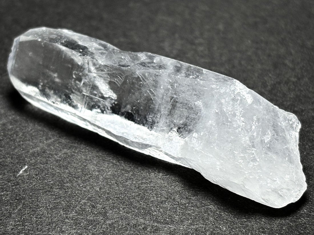 マダガスカル産 水晶 ポイント (貫入水晶) / Crystal Quartz