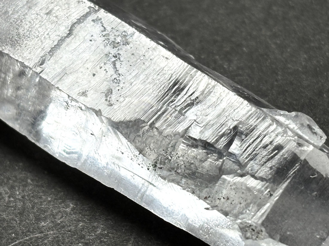 マダガスカル産 水晶 ポイント (貫入水晶) / Crystal Quartz