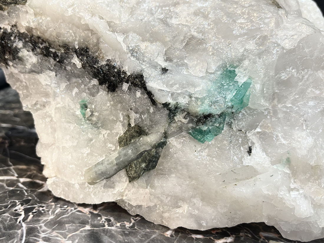 エメラルド 原石 エメラルド原石 10.01カラット 天然石 mineral de lapin 通販 15520818