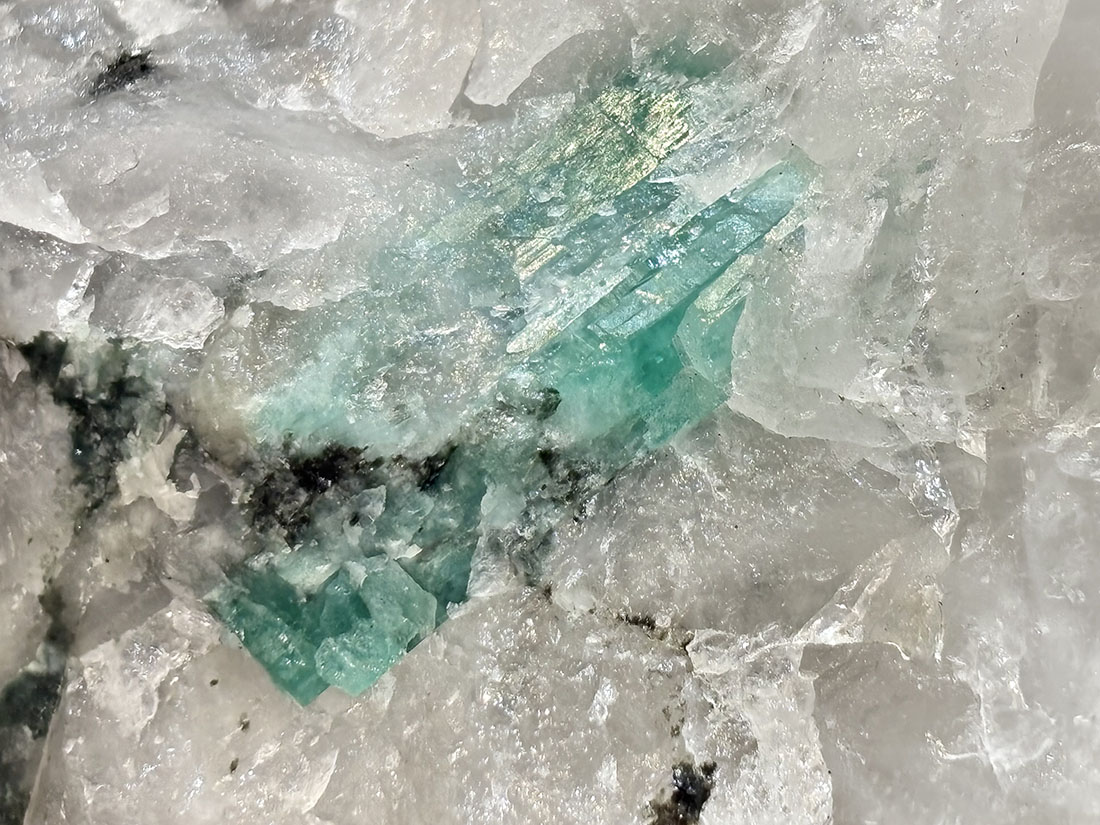 最終お値下げ 巨大エメラルド原石 5655カラットの巨大なエメラルドがアフリカで発見！