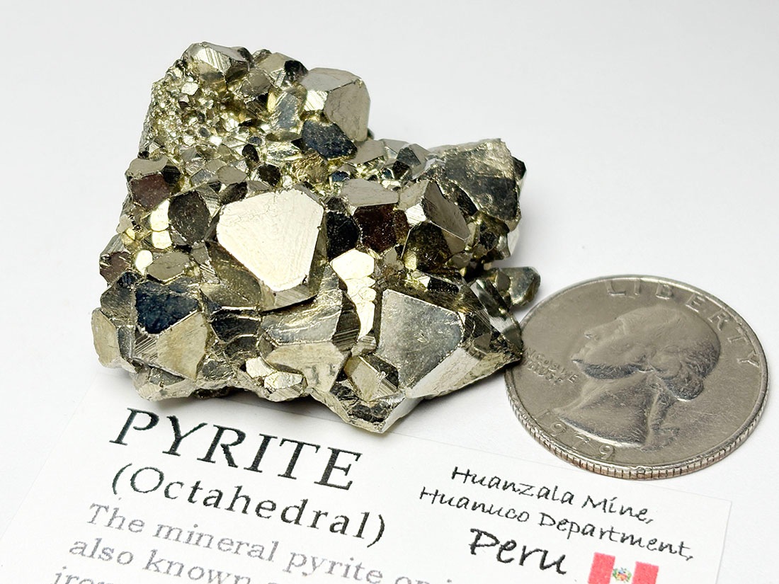 レア形状) ペルー産 八面体パイライト / Octahedral Pyrite