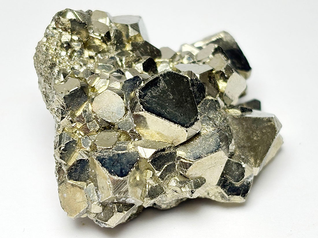 レア形状) ペルー産 八面体パイライト / Octahedral Pyrite