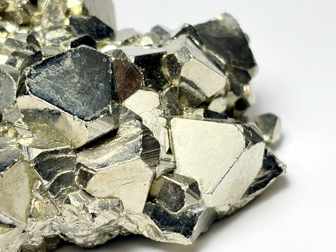 レア形状) ペルー産 八面体パイライト / Octahedral Pyrite