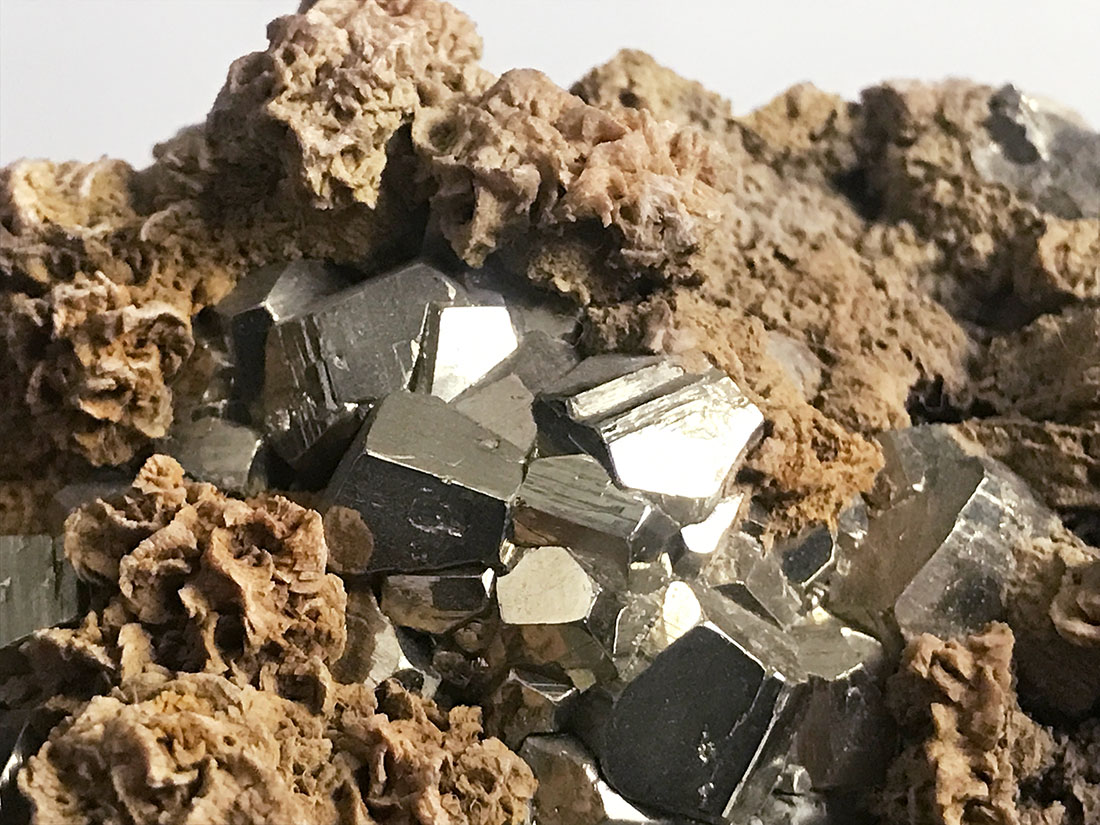 黄鉄鉱　自然石 黒色木製台座付き 黄鉄鉱 自然石 黒色木製台座付き