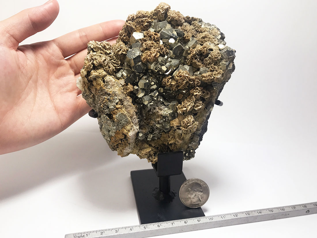 青森県尾太鉱山産 黄鉄鉱 (鉄製台座付き)