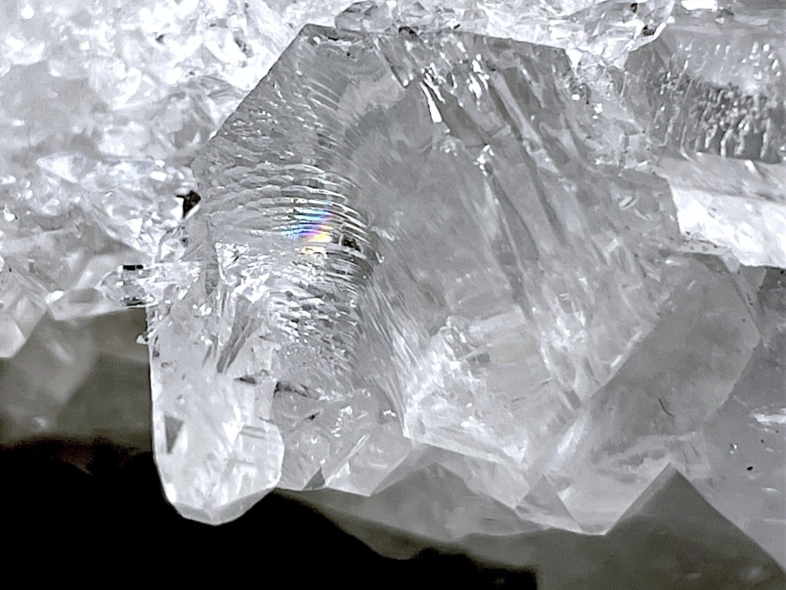 ブラジル・トマスゴンサガ鉱山産 水晶クラスター / Quartz Crystal Cluster