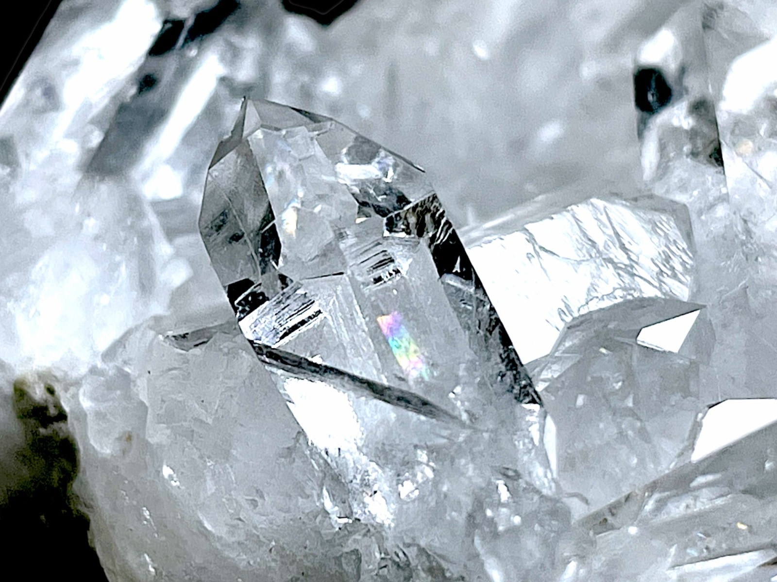 ブラジル・トマスゴンサガ鉱山産 水晶クラスター / Quartz Crystal Cluster