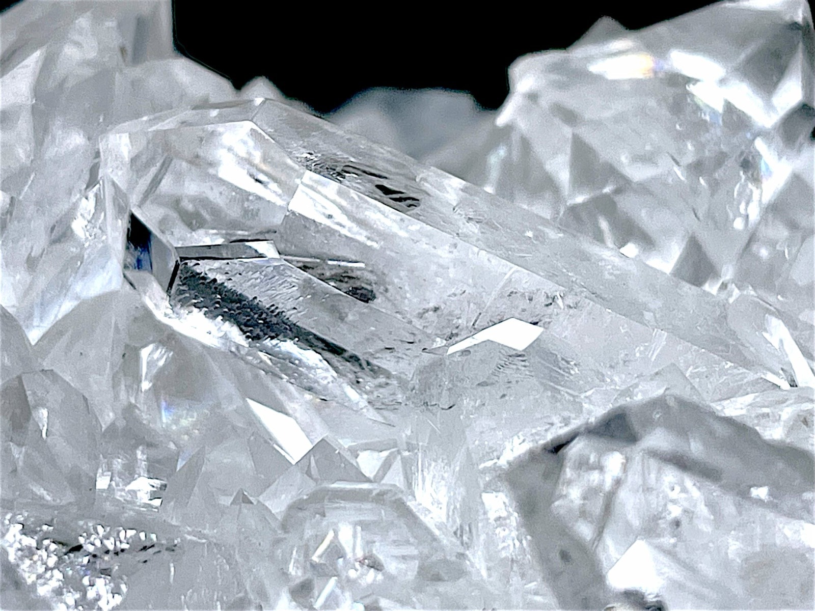 ブラジル・トマスゴンサガ鉱山産 水晶クラスター / Quartz Crystal Cluster