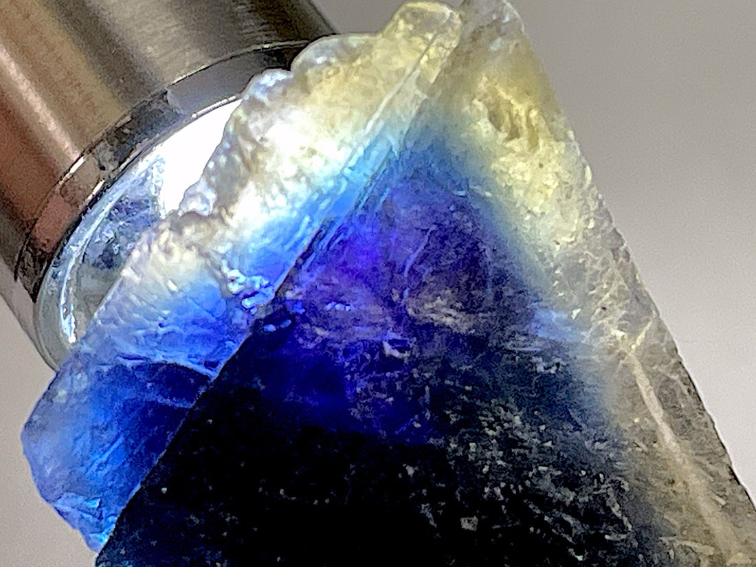 パキスタン産の濃い藍色のフローライト レア！ パキスタン産 赤蛍光 ディープブルー フローライト