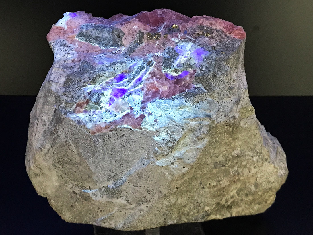 広西チワン族自治区産ロードクロサイト(フローライト共生)