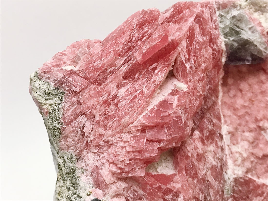 広西チワン族自治区産ロードクロサイト(フローライト共生)