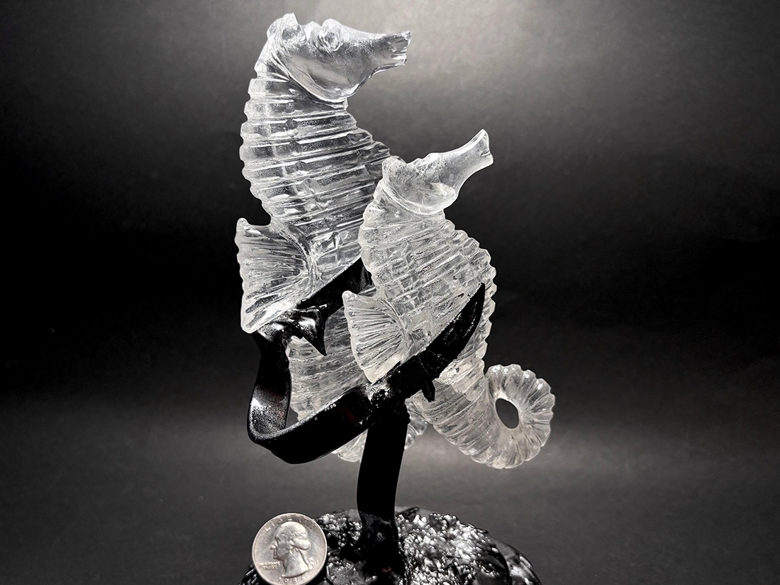 水晶 タツノオトシゴ ペア 彫刻 (専用台座付き)/ Quartz Seahorse