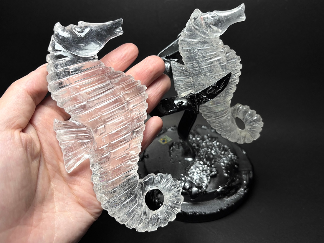 天然石 水牛 化石 オブジェ 水晶 タツノオトシゴ ペア 彫刻 (専用台座付き)/ Quartz Seahorse 置物