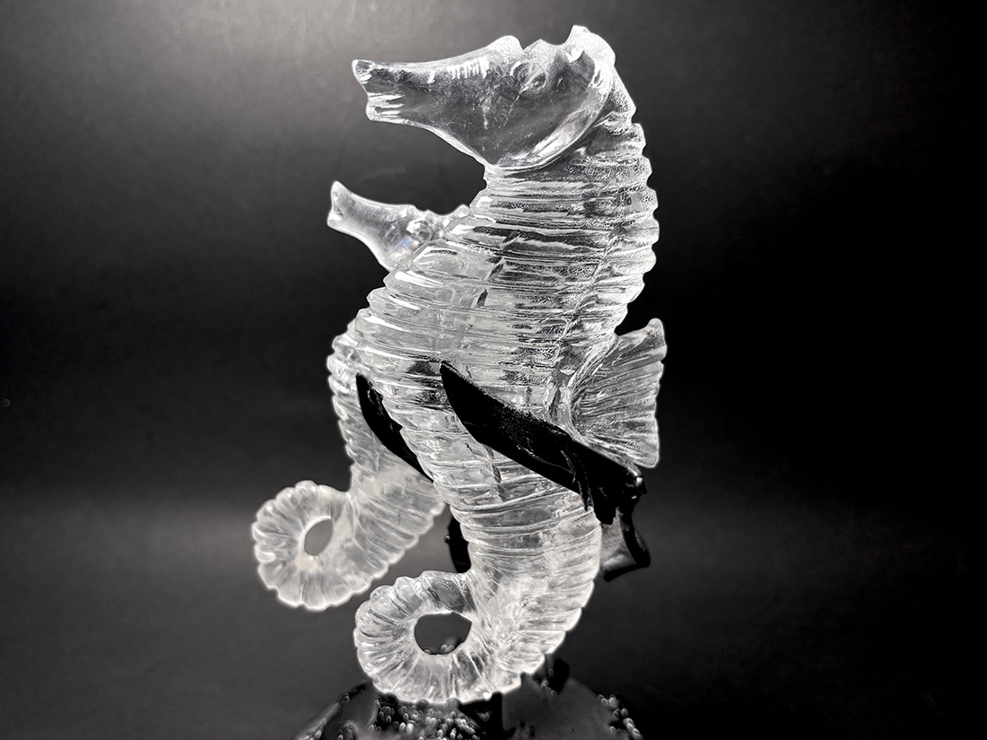 水晶 タツノオトシゴ ペア 彫刻 (専用台座付き)/ Quartz Seahorse