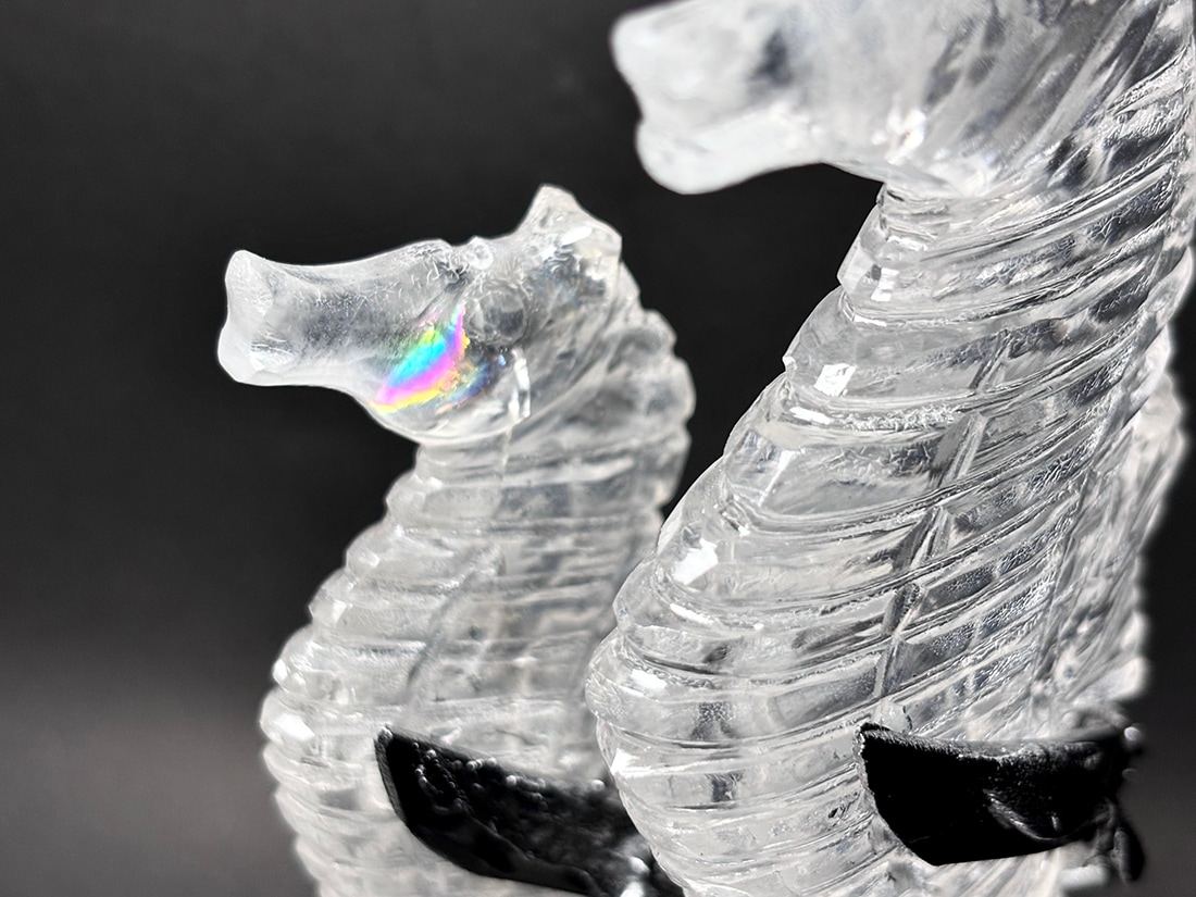 水晶 タツノオトシゴ ペア 彫刻 (専用台座付き)/ Quartz Seahorse