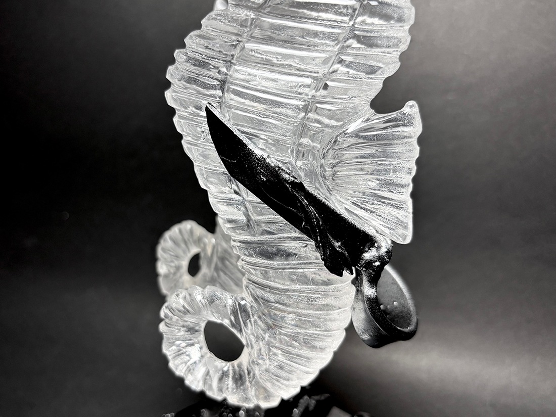 水晶 タツノオトシゴ ペア 彫刻 (専用台座付き)/ Quartz Seahorse