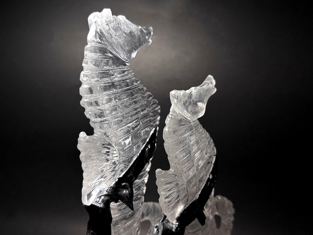 水晶 タツノオトシゴ ペア 彫刻 (専用台座付き)/ Quartz Seahorse