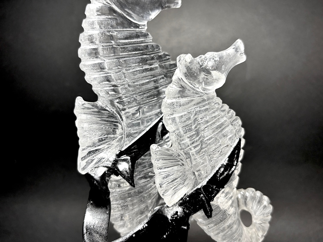 水晶 タツノオトシゴ ペア 彫刻 (専用台座付き)/ Quartz Seahorse