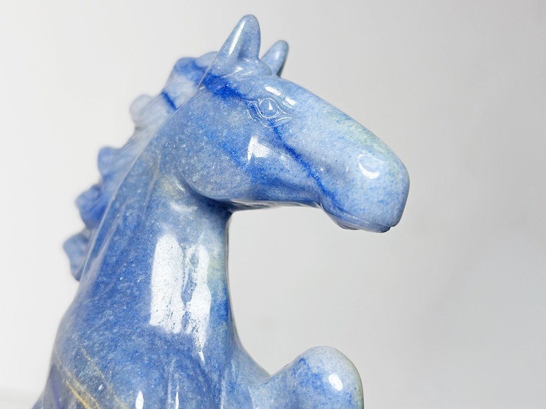 翡翠 馬の彫刻 木製台座，紺色の入れ物付き 翡翠 馬の彫刻 木製台座，紺色の入れ物付き 翡翠 馬の彫刻 木製台座