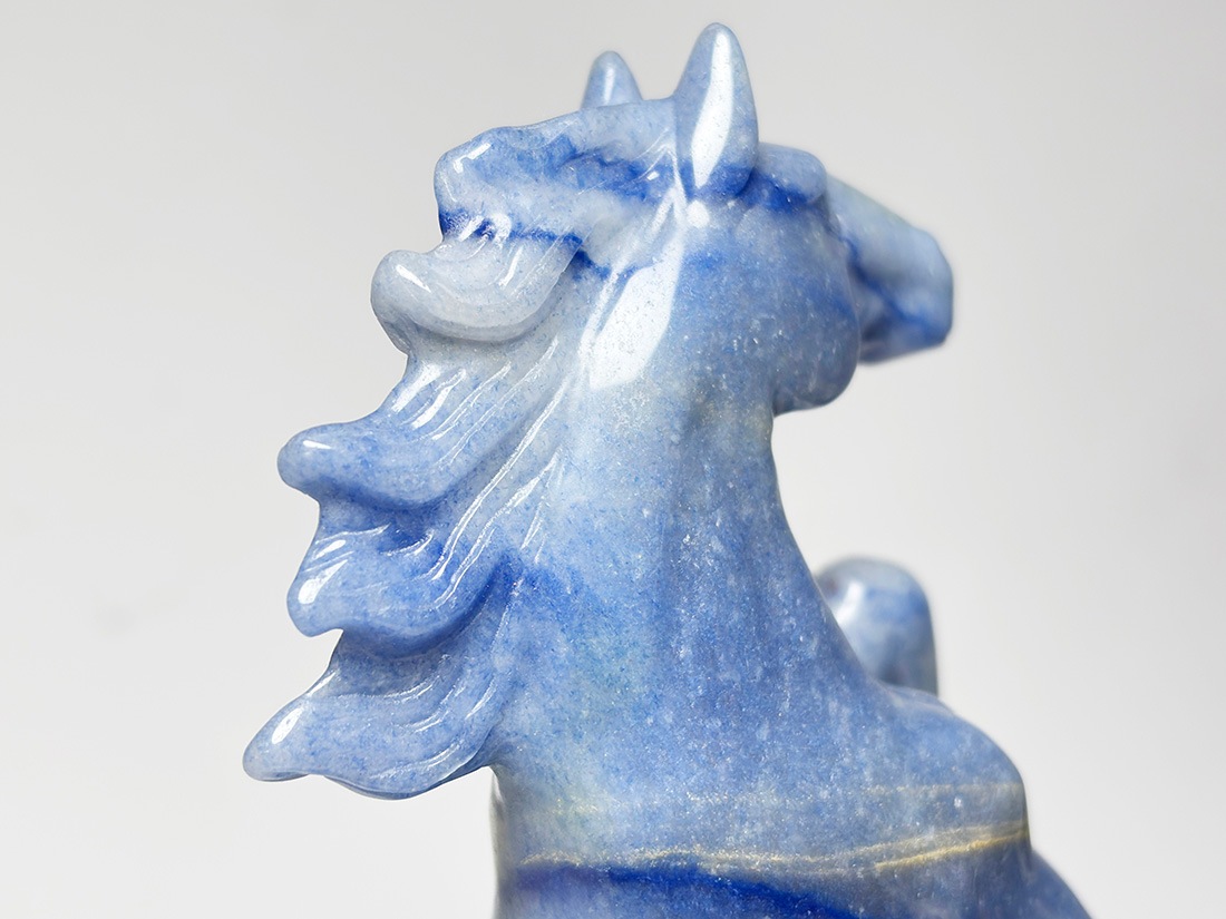 青色の陶器製馬の彫刻 2026年干支】デュモルチェライト 馬彫刻 【50％OFF】